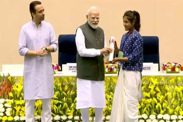 MP की बेटी त्रिशा तावड़े को पीएम मोदी ने किया सम्मानित, राष्ट्रीय स्तर पर लहराया कौशल विकास का परचम