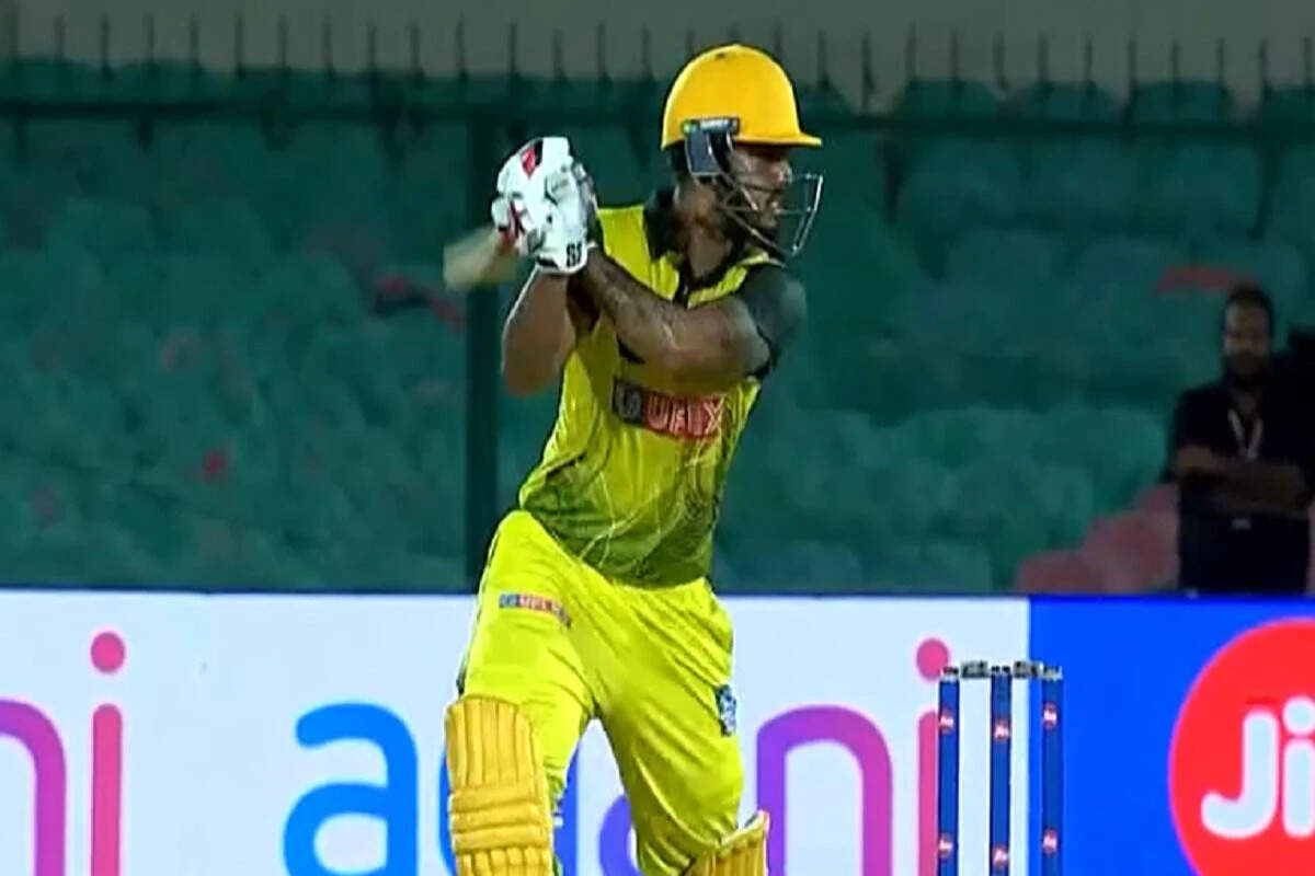 UP T20 League: टीम इंडिया में नहीं मिला मौका, गेंदबाजों पर ही उतारा गुस्सा, T20 में की विस्फोटक बल्लेबाजी