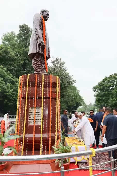 सीएम नीतीश कुमार&nbsp;ने&nbsp;पूर्व मुख्यमंत्री स्व० बी०पी० मंडल को&nbsp;भावभीनी श्रद्धांजलि अर्पित की