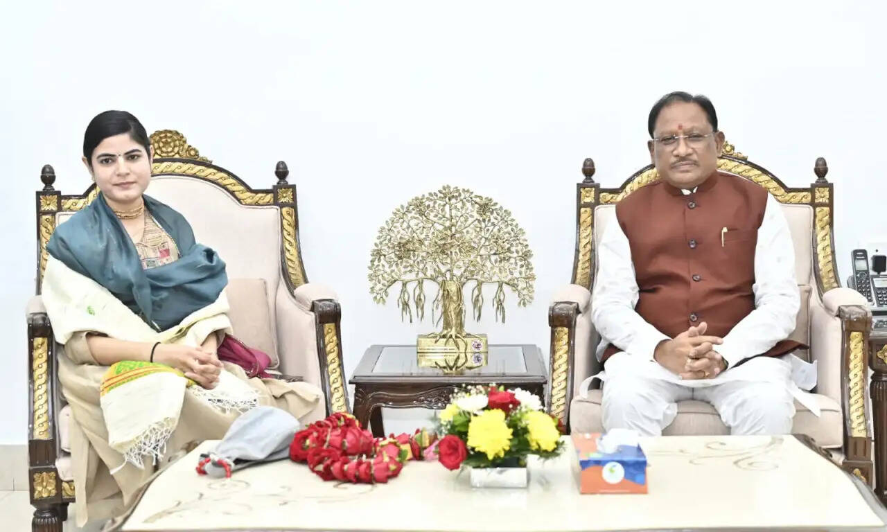 CG News: सीएम साय से प्रसिद्ध कथावाचक देवी चित्रलेखा ने की सौजन्य भेंट