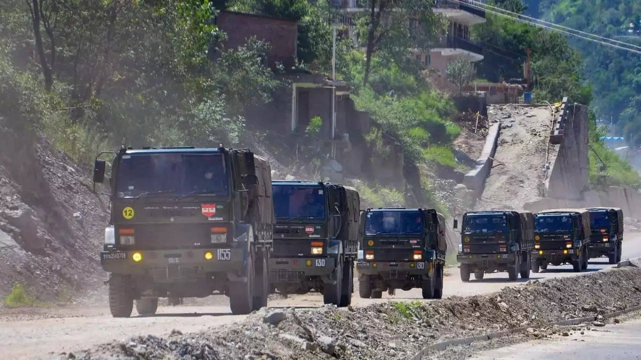 Ladakh: लद्दाख में भारतीय सेना की गाड़ी गिरी खाई में, 9 जवानों की मौत, 1 घायल