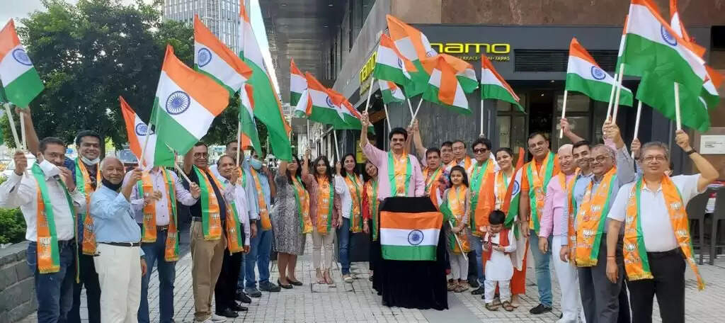 प्रवासी भारतियों ने Hong Kong में लहराया हर घर तिरंगा