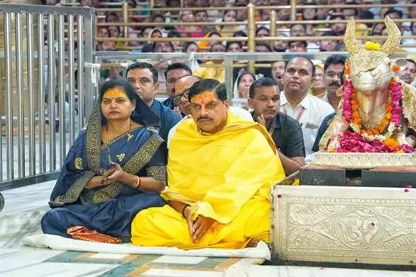 CM मोहन यादव श्रावण के पवित्र माह में सपत्नीक भगवान श्रीमहाकाल की भस्मारती में हुए शामिल