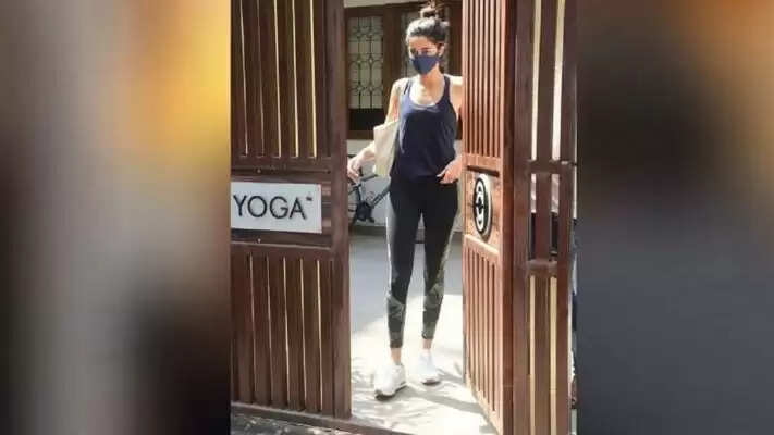 Mumbai Cruise Drugs Case: घर से NCB दफ्तर के लिए निकलीं अनन्या पांडे, आर्यन खान के साथ ड्रग्स चैट्स पर होगी पूछताछ