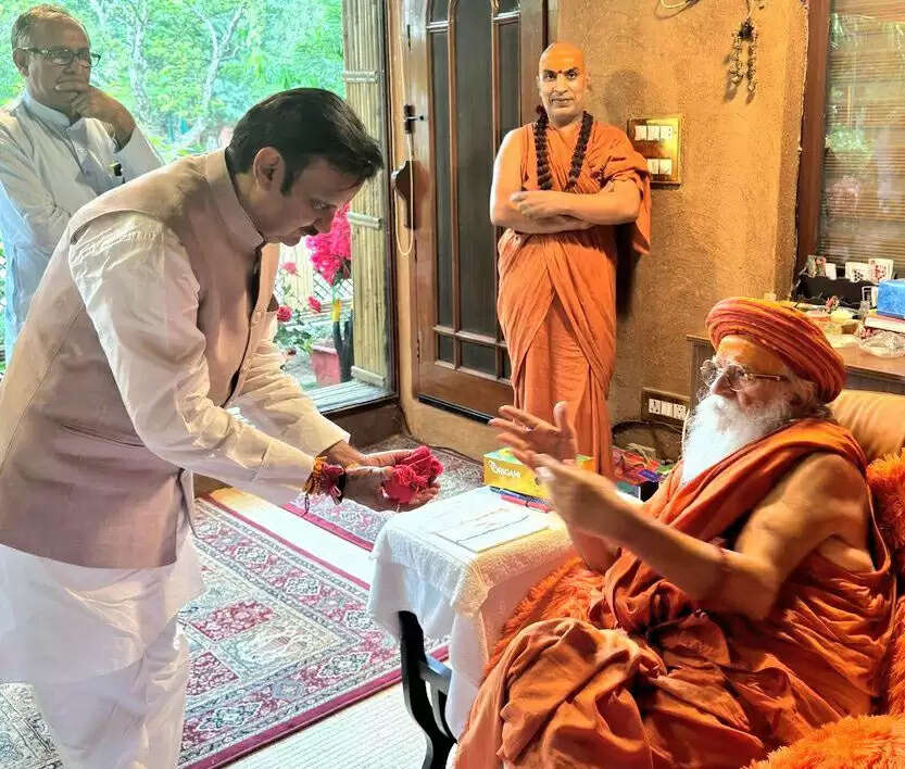 MP News: रमणरेति धाम में स्वामी श्री गुरुशरणानंद से डिप्टी सीएम राजेन्द्र शुक्ल ने की भेंट