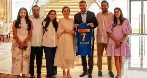 दुनिया के दिग्गज फुटबॉल खिलाड़ी डेविड बेकहम&nbsp;पहुंचे अंबानी के घर 'एंटीलिया , गिफ्ट में मिली&nbsp;खास चीज