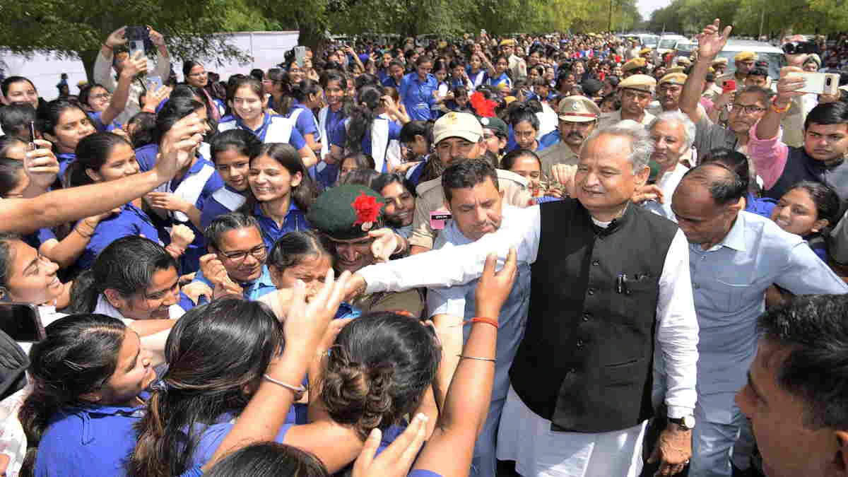 CM अशोक गहलोत वनस्थली विद्यापीठ वार्षिकोत्सव में हुए शामिल, कहा 'बेहतर शिक्षा से ही मजबूत होगा लोकतंत्र'