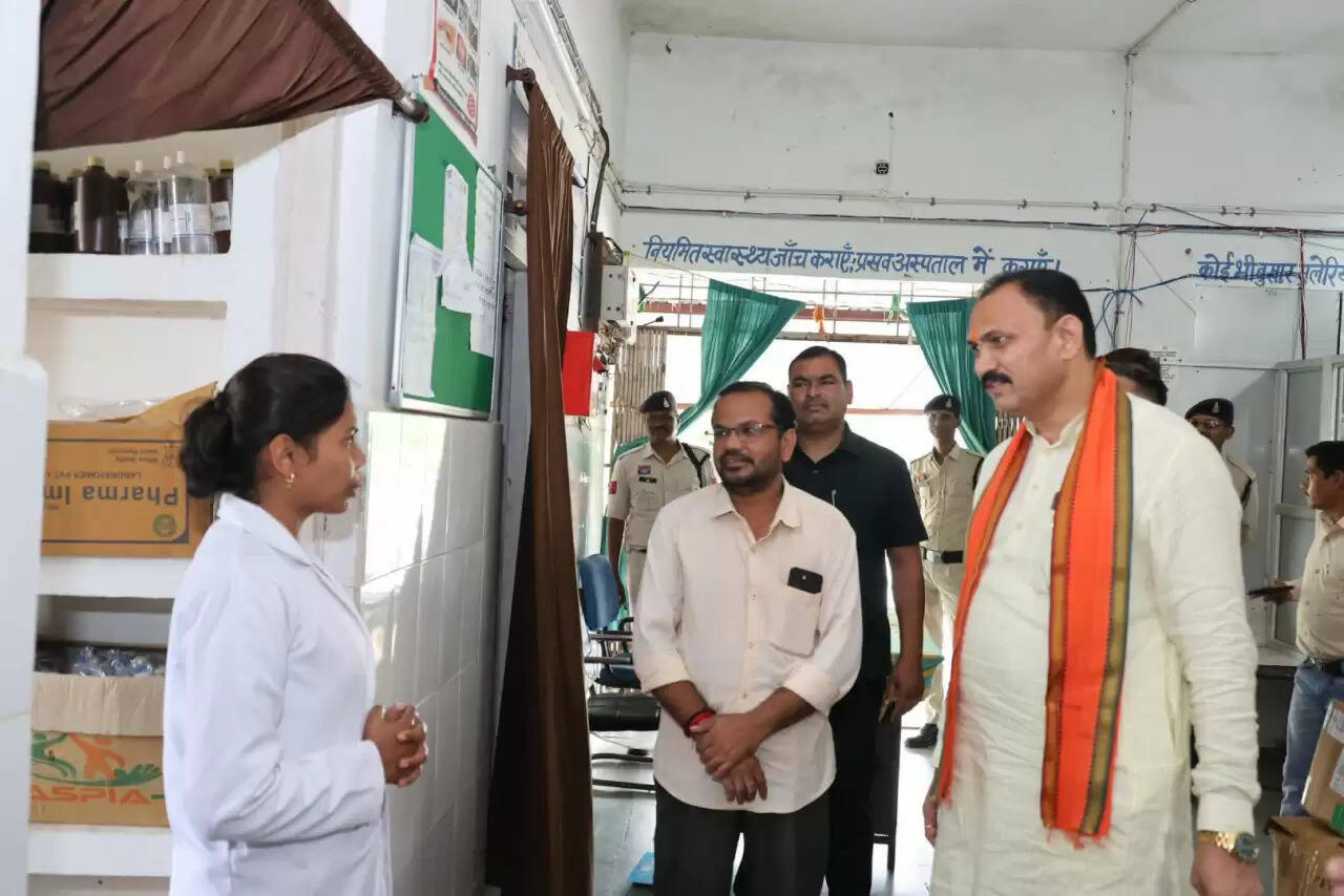 CG News: स्वास्थ्य मंत्री जायसवाल ने प्राथमिक स्वास्थ्य केंद्र बंजारीडाड का किया निरीक्षण, मरीजों से की बातचीत