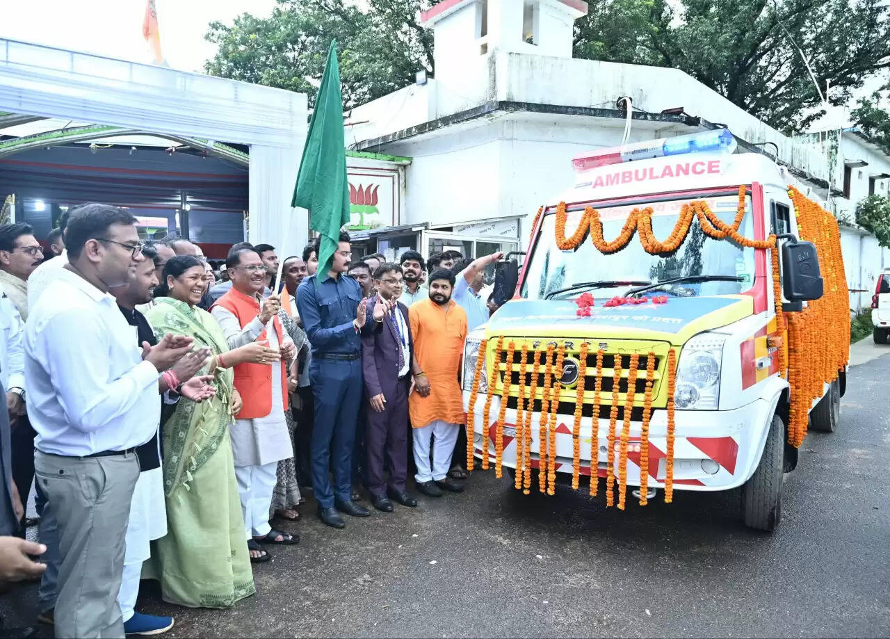 CG News: मुख्यमंत्री साय ने आधुनिक एम्बुलेंस को दिखायी हरी झंडी: ग्रामीण इलाकों को मिलेगा आपातकालीन स्वास्थ्य लाभ