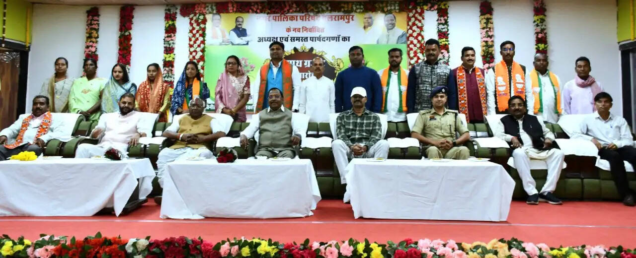 CG News: बलरामपुर एवं रामानुजगंज में नगरपालिका अध्यक्ष व पार्षदों का शपथ ग्रहण समारोह सम्पन्न