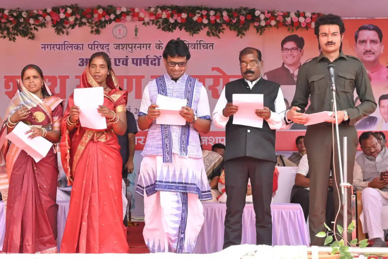 CG News: नगर पालिका परिषद जशपुर के नवनिर्वाचित अध्यक्ष और पार्षदों का शपथ ग्रहण समारोह सम्पन्न