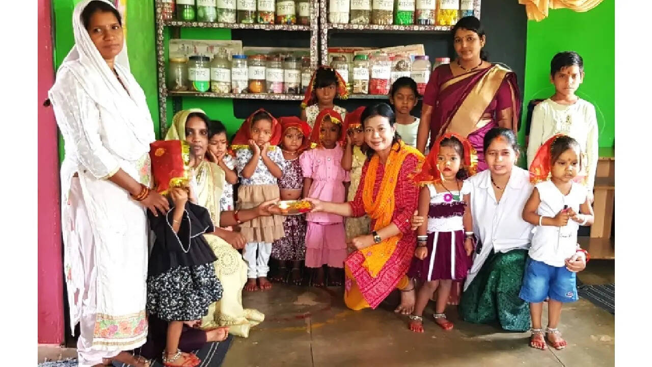 Mahasamund News: चैत्र नवरात्रि के शुभ अवसर पर, आंगनबाड़ी केंद्र में कन्या भोज का आयोजन