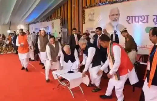 PM मोदी ने पेश की सादगी की मिसाल, साय के शपथ समारोह में मंच पर खुद खिसकाई टेबल