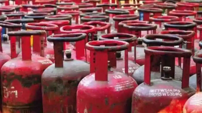 आम जनता को एक बार फिर&nbsp;लगा महंगाई का झटका,&nbsp;रसोई गैस की कीमतों में&nbsp;हुई बढ़ोतरी, जानिए क्या है दाम