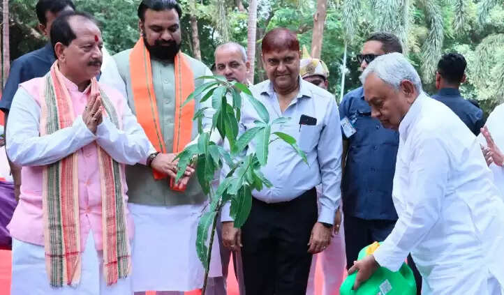 CM नीतीश कुमार ने पौधारोपण कर राज्यस्तरीय वन महोत्सव-2025 का किया शुभारंभ