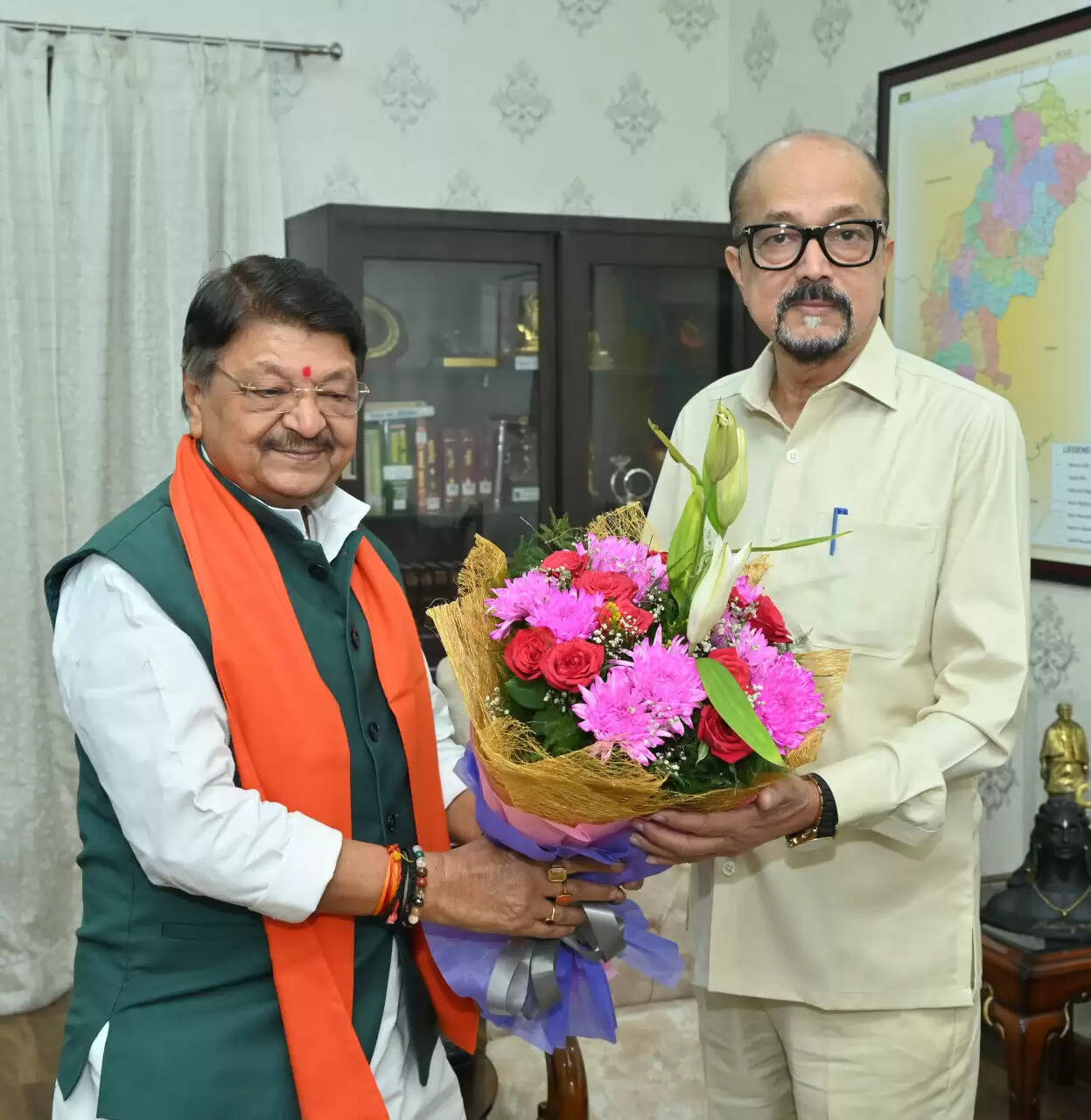CG News: राज्यपाल डेका से मध्य प्रदेश के केबिनेट मंत्री विजयवर्गीय ने की भेंट