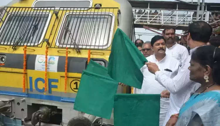 Guna-Bina MEMU Train Started: सांसद कृष्ण पाल सिंह नें गुना-बीना मेमू ट्रेन को दिखाई हरी झंडी