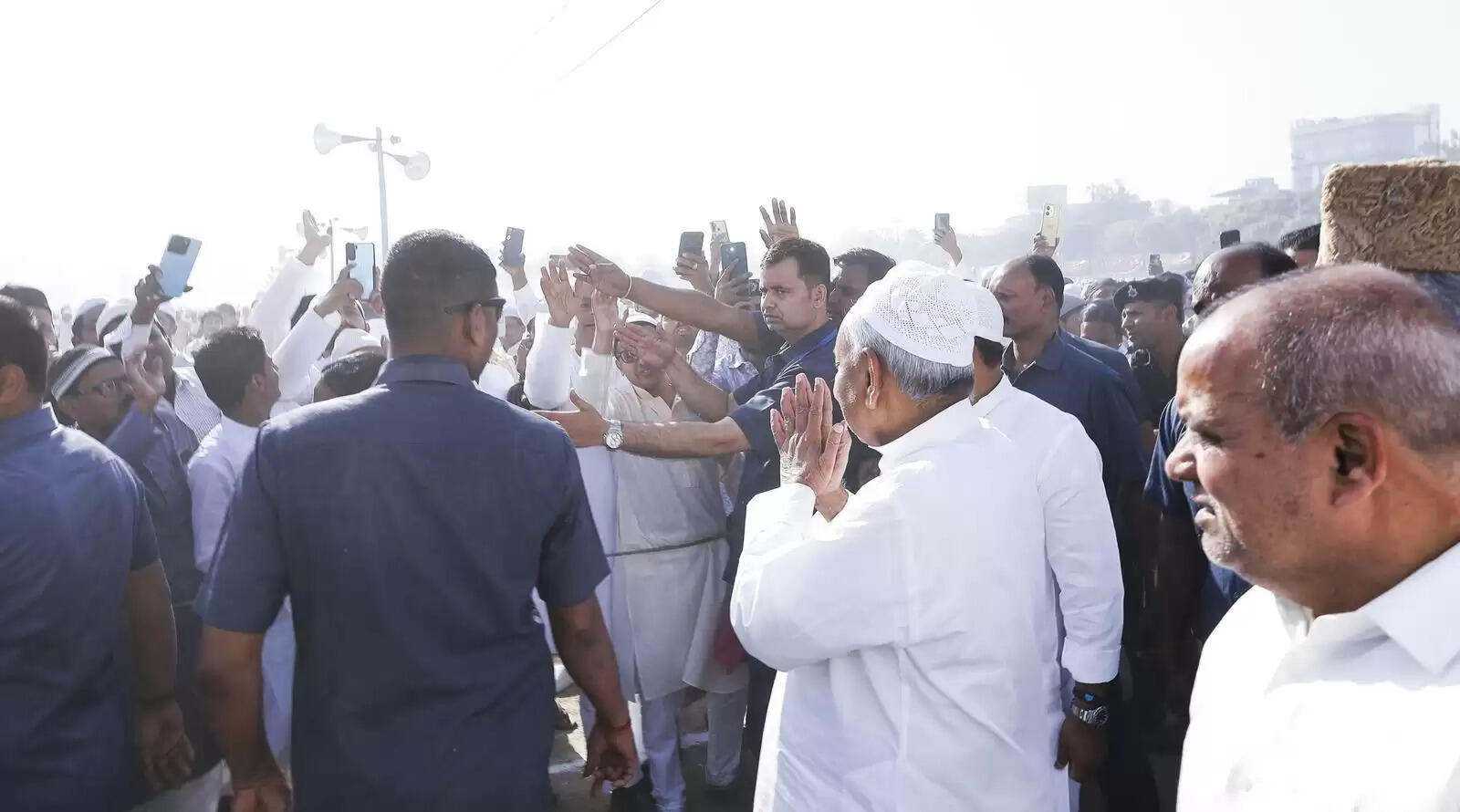 Bihar News: मुख्यमंत्री नीतीश कुमार ने प्रदेशवासियों को दी ईद की बधाई, ईद के जश्न में हुए शामिल