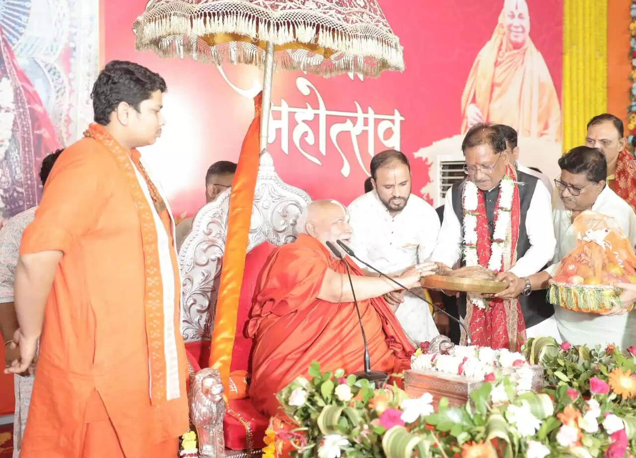 CM साय ने कोरबा में श्री राम कथा महोत्सव में लिया भाग, जगद्गुरू रामभद्राचार्य से प्राप्त किया आशीर्वाद