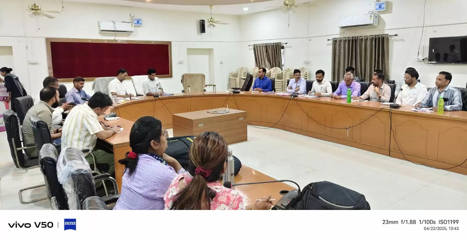 Rajasthan News: जिला कलक्टर रंजन ने भदेसर पंचायत सभागार मे पानी - बिजली व्यवस्था को लेकर ली बैठक