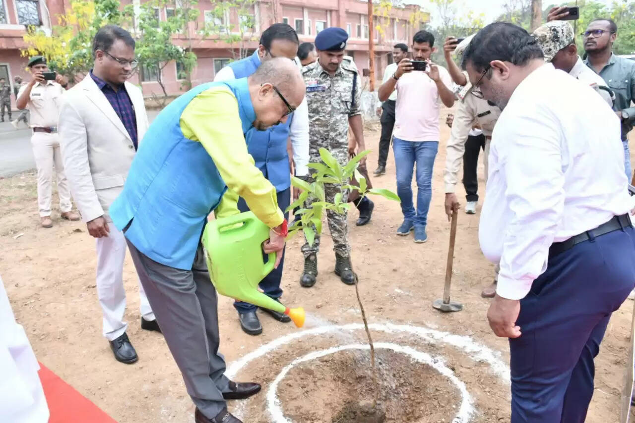 CG News: राज्यपाल डेका ने "एक पेड़ माँ के नाम" अभियान के तहत् लगाए रूद्राक्ष के पौधे