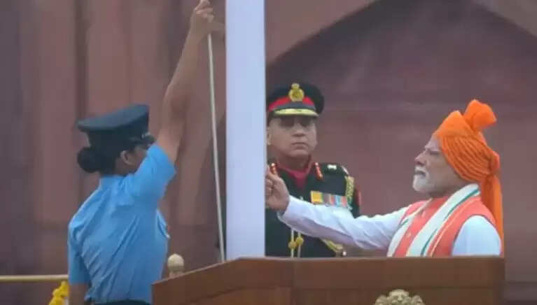 PM नरेंद्र मोदी ने लाल किले से 12वीं बार किया ध्वजारोहण, पीएम मोदी की लाल किले से पाकिस्तान को सीधी ललकार