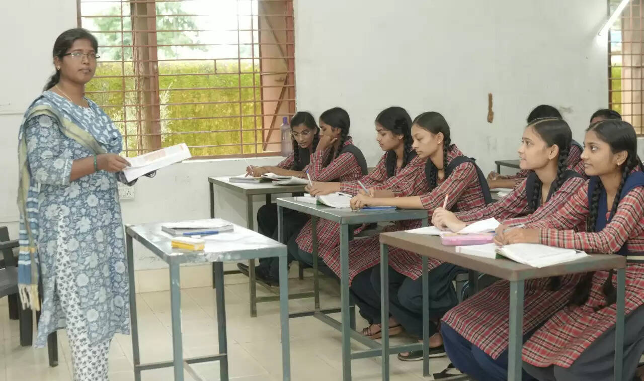 CG News: युक्तियुक्तकरण योजना से ग्रामीण शिक्षा में सकारात्मक बदलाव, विद्यार्थियों में लौटी पढ़ाई की रुचि