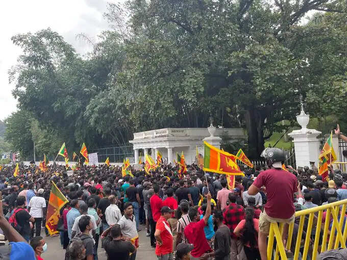 श्रीलंका में राष्ट्रपति भवन में घुसे प्रदर्शनकारी, राष्ट्रपति गोटाबये राजपक्षे आधिकारिक निवास छोड़कर भागे