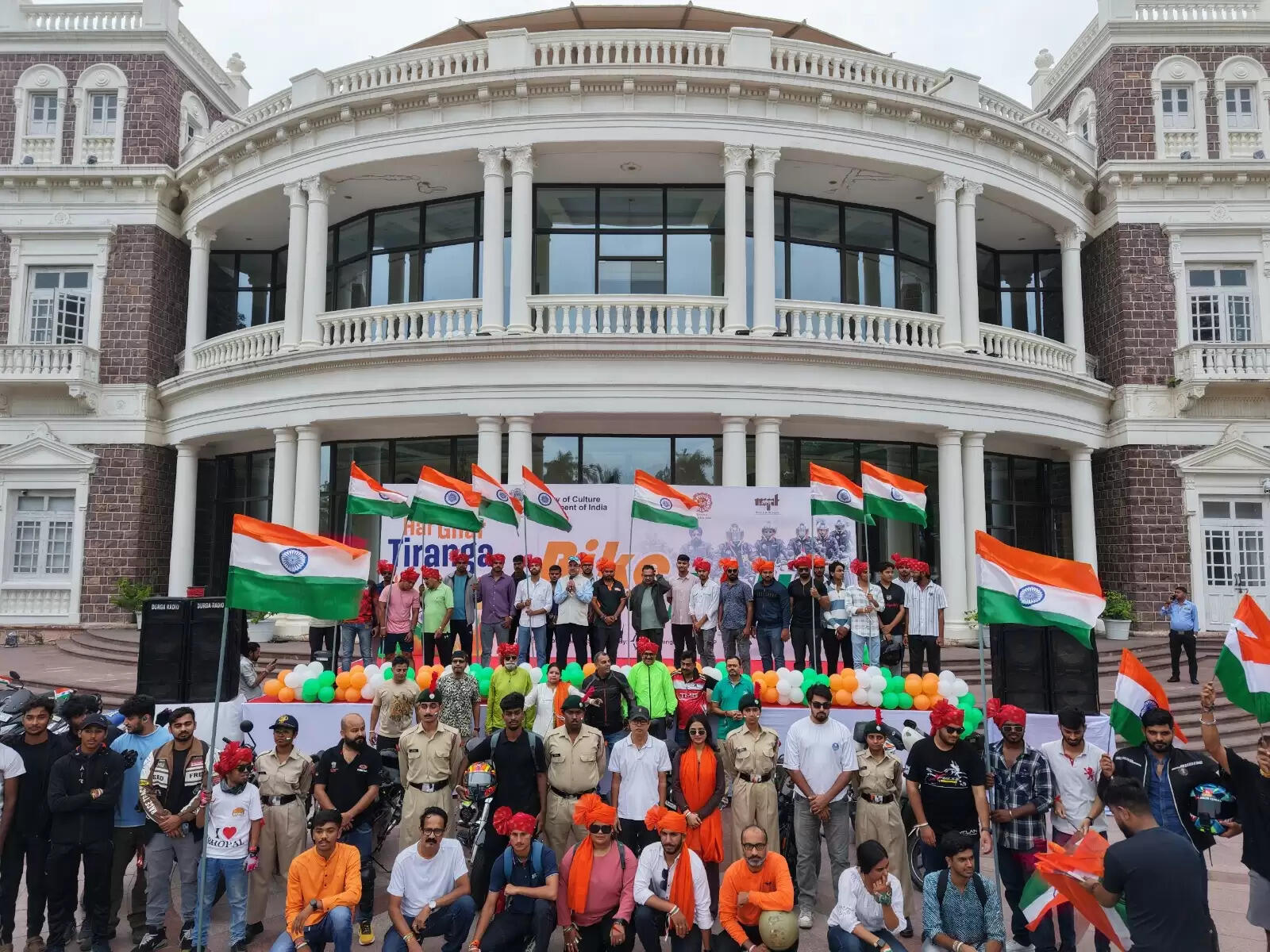 MP टूरिज्म बोर्ड का आयोजन, पारंपरिक परिधान में सम्मिलित हुए 100 से अधिक बाइकर्स