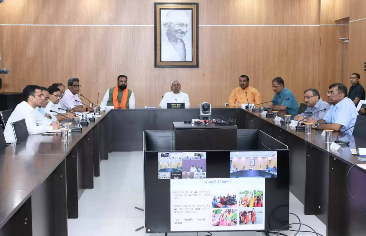 सीएम नीतीश और डिप्टी सीएम चौधरी ने बाढ़ प्रभावित ज़िलों के सभी ज़िलाधिकारियों से की वर्चुअल बैठक, दिये सख्त निर्देश