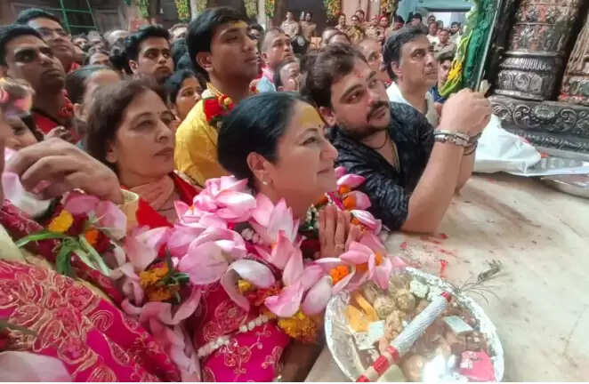 CM रेखा गुप्ता ने वृंदावन श्री बांकेबिहारी के दर्शन किए, परिवार सहित की पूजा-अर्चना