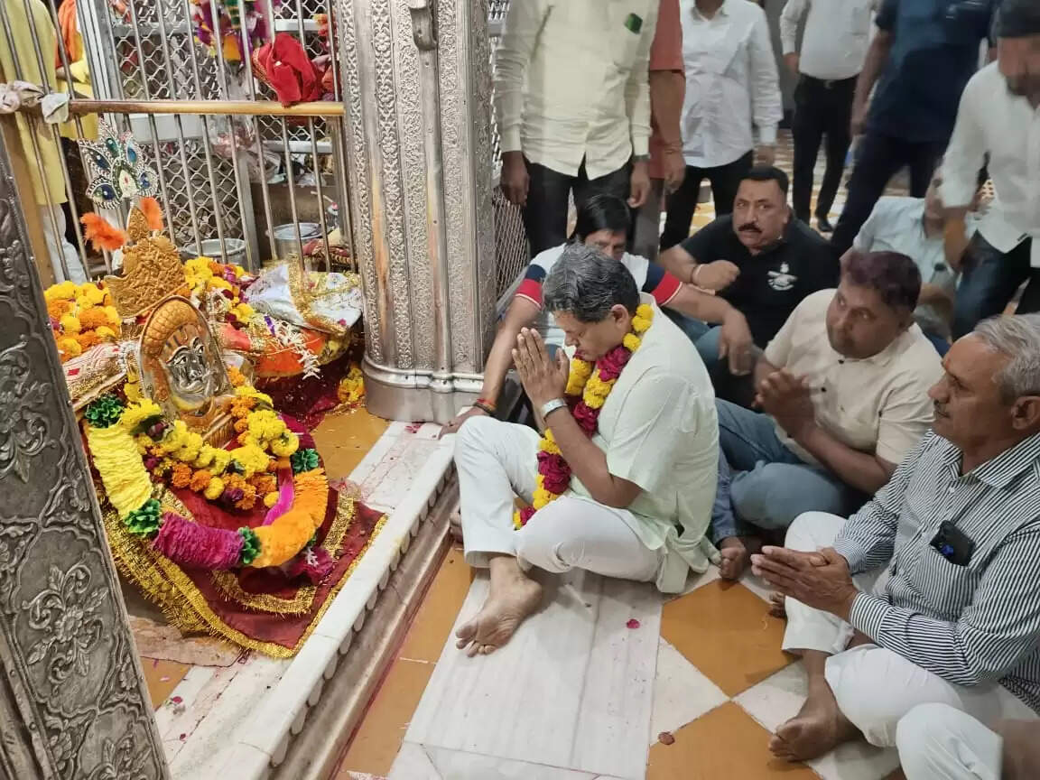 Rajasthan News: मंत्री सुमित गोदारा ने बाबा रामदेव जी की समाधि के किए दर्शन, प्रदेश की खुशहाली की कामना