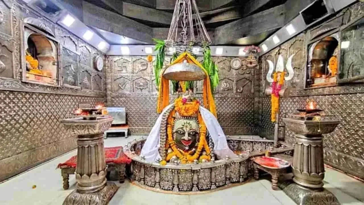 Ujjain News: श्रावण मास की पहली सोमवारी पर डेढ़ घंटा पहले जागे बाबा महाकाल, भस्म आरती में उमड़े भक्त