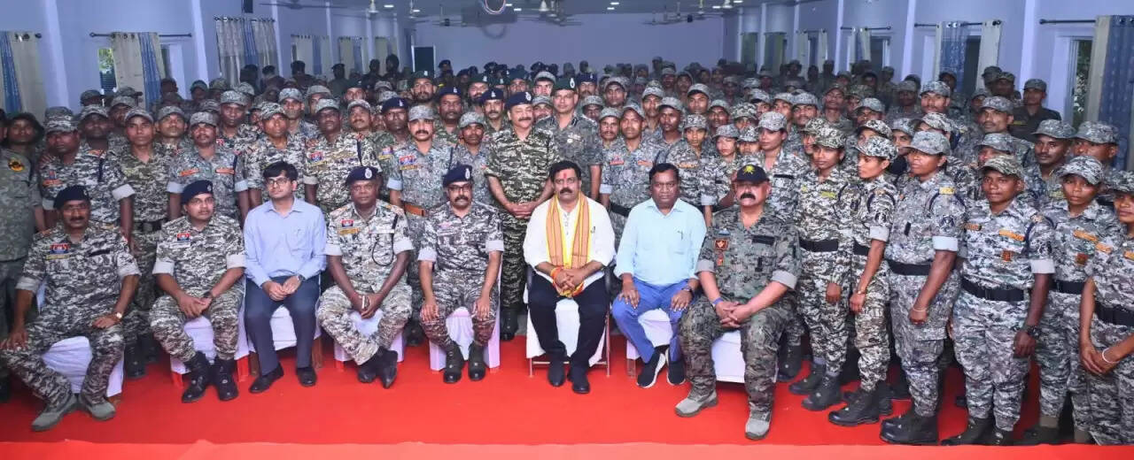 CG News: माओवादियों से लोहा लेने वाले जांबाज जवानों से रूबरू हुए उपमुख्यमंत्री शर्मा