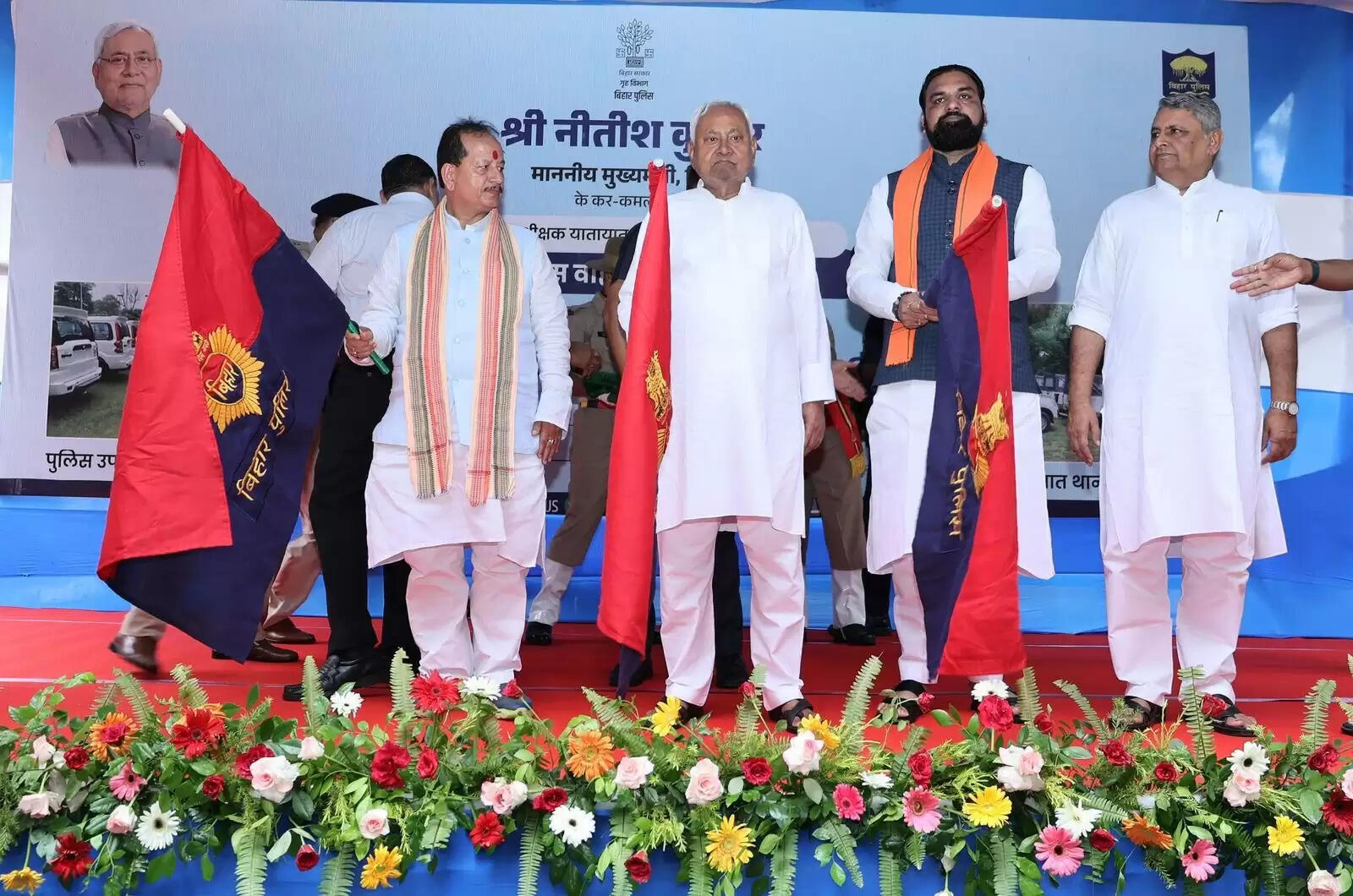 CM नीतीश कुमार ने ट्रैफिक डीएसपी एवं यातायात थानों के लिए 71 पुलिस वाहनों का किया लोकार्पण, हरी झंडी दिखाकर किया रवाना