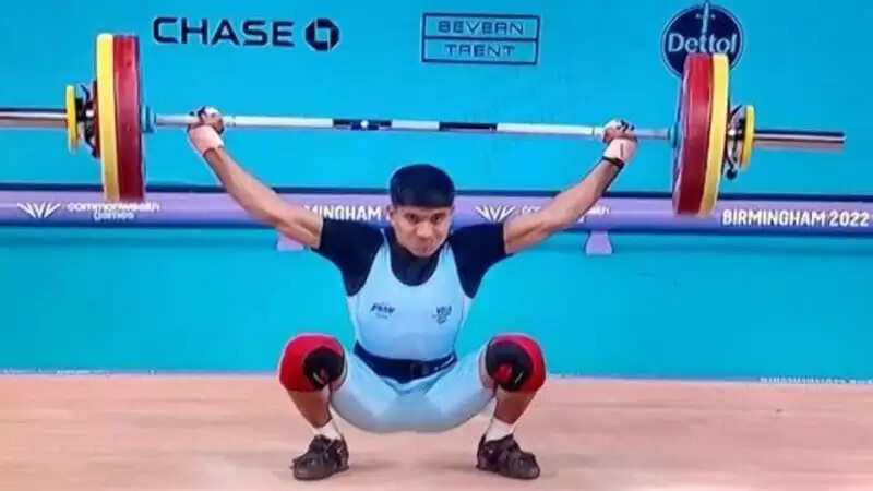 राष्ट्रमंडल खेलों में भारत को मिला पहला पदक, संकेत&nbsp;महादेव सरगर ने वेटलिफ्टिंग में जीता रजत
