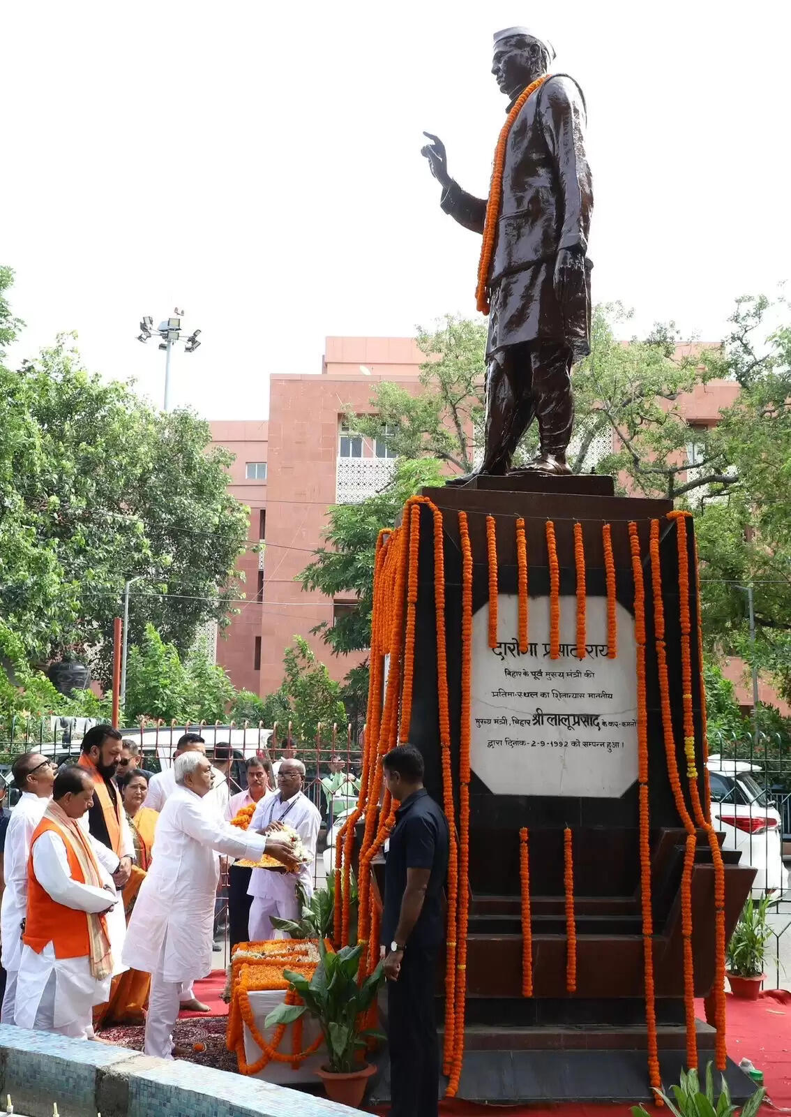 सीएम नीतीश कुमार ने पूर्व मुख्यमंत्री स्व० दारोगा प्रसाद राय की जयंती पर माल्यार्पण कर उन्हें किया नमन