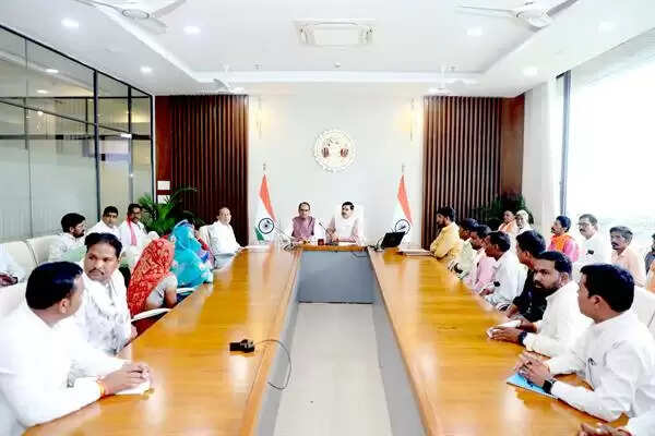 MP News: सीएम मोहन यादव से केंद्रीय मंत्री शिवराज सिंह चौहान ने इछावर-खातेगांव क्षेत्र के प्रभावितों के साथ की भेंट