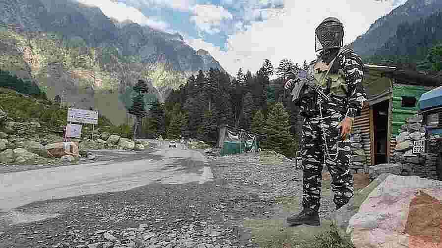 अब चीन की नहीं चलेगी चालाकी, लद्दाख में आर्मी फॉर्मेशन में किए गए कई बड़े बदलाव,राजनाथ सिंह 18 नवंबर को करेंगे समीक्षा