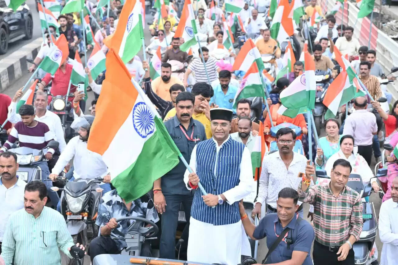 भारतीय सेना के रणवीरों के सम्मान में नरेला विधानसभा में मंत्री विश्वास कैलाश सारंग के नेतृत्व में निकलीं भव्य तिरंगा यात्राएं