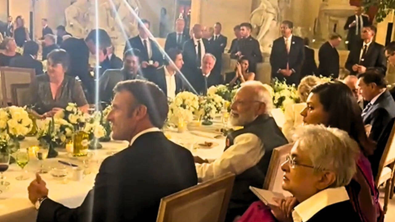 PM Modi France Visit: प्रधानमंत्री नरेंद्र मोदी&nbsp;के सम्मान में फ्रेंच गायकों ने गाए हिंदी सॉन्ग, दो बार चला 'जय हो