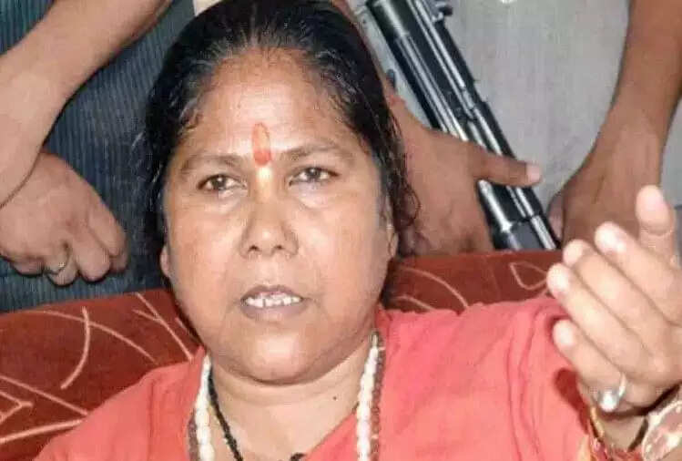 Karnataka: केंद्रीय राज्यमंत्री साध्वी निरंजन की कार दुर्घटनाग्रस्त, मंत्री और चालक के घायल होने की खबर