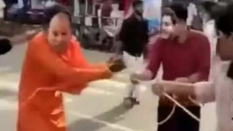 शख्स को UP CM योगी का मुखौटा पहनाकर सड़क पर घसीटा, थप्पड़ भी मारे; वीडियो&nbsp;पर BJP ने पूछा- यही प्रेम फैलाने का तरीका है