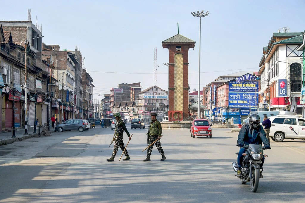 Srinagar: चाक़ूबाज़ी की घटनाओं में वृद्धि के बीच सार्वजनिक स्थानों पर तेज़ धार वाले हथियारों की बिक्री पर प्रतिबंध