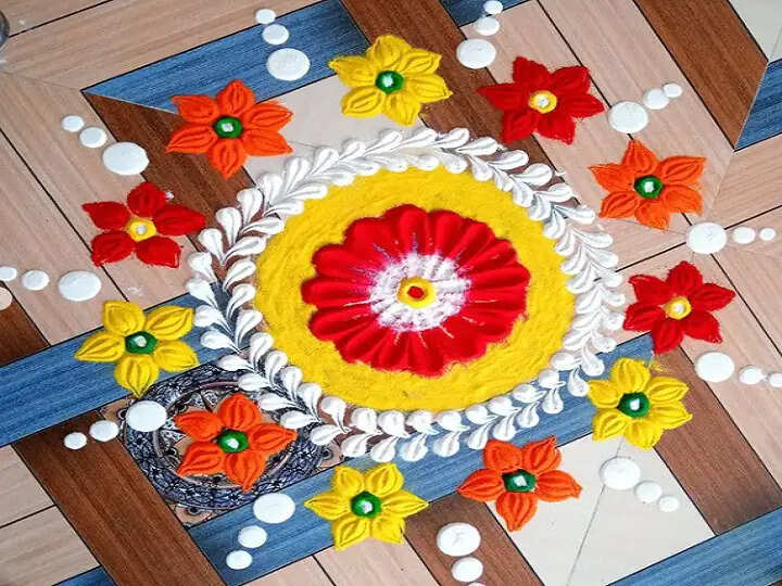 Navratri में मां दुर्गा के स्वागत के लिए यूं करें तैयारी, फूलों और रंगों से सजाएं घर का आंगन