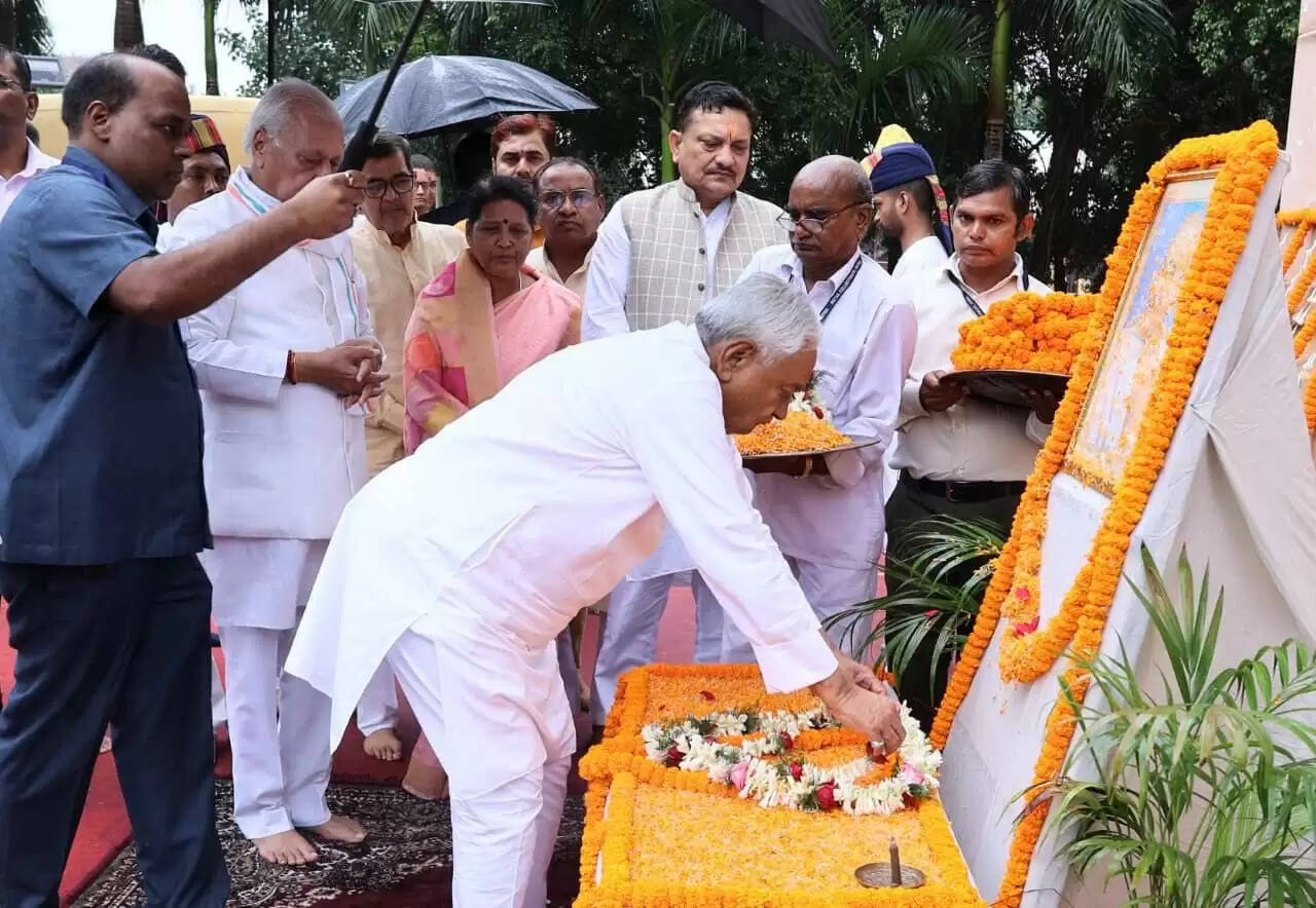 महात्मा गांधी की जयंती पर पटना में विशाल प्रतिमा पर माल्यार्पण, सीएम नीतीश कुमार ने आदर्शों को जीवन में उतारने का संकल्प लिया