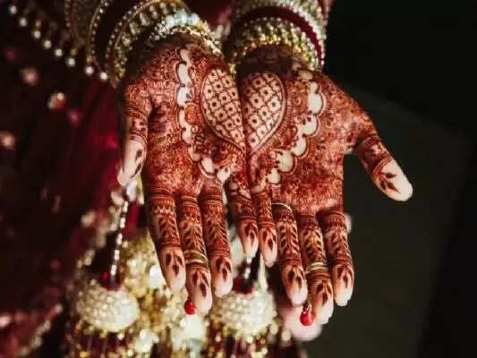 करवा चौथ के खास मौके पर मेहंदी का आप चाहते हैं, डार्क कलर तो 6 टिप्स को जरूर अपनाएं