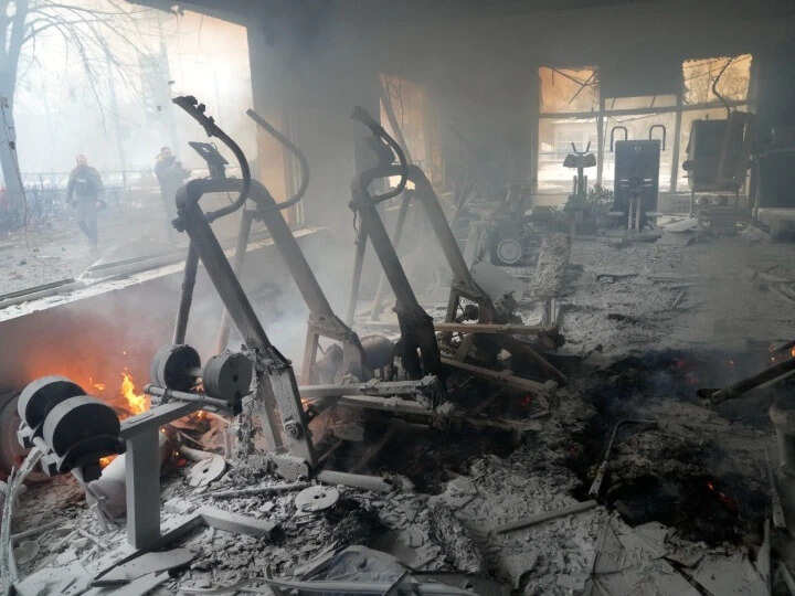 आसमान से रूस बरसा रहा मौत, सड़कों पर भूख-प्यास से बेहाल यूक्रेनी नागरिक, जंग के बड़े अपडेट्स