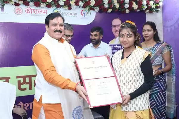MP News: गौतम टेटवाल ने राष्ट्रीय एवं राज्य स्तरीय टॉपर्स को किया सम्मानित, कौशलम् प्रतिभा प्रोत्साहन समारोह 2025 में दिखा कौशल, नारी शक्ति और नवाचार का संगम