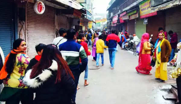 बांकेबिहारी मंदिर कॉरिडोर के विरोध में बाजार रहा बंद, श्रद्धालुओं को हुई परेशानी